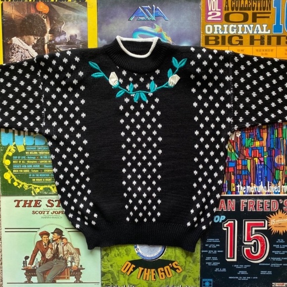 Vintage NWT Black & White Sweater W/ Floral Embroidery Detail - Picture 3 of 11